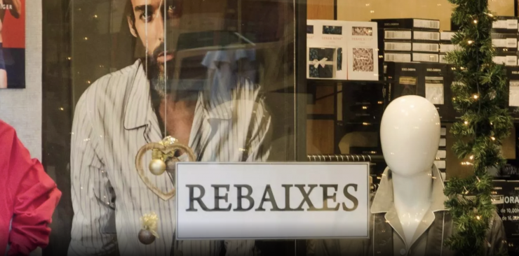 L'aparador d'un establiment amb el cartell de rebaixes.